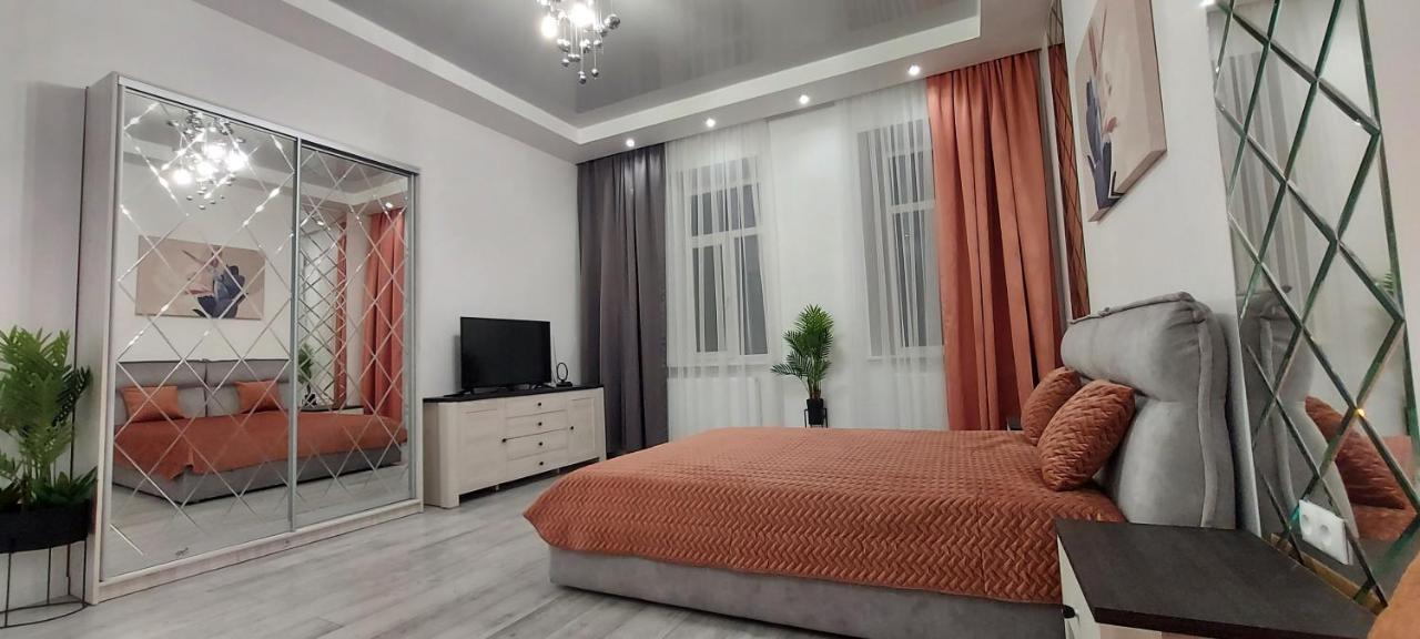 1 Bedroom Apartment On B. Khmelnytskogho - Centre Lwów Zewnętrze zdjęcie