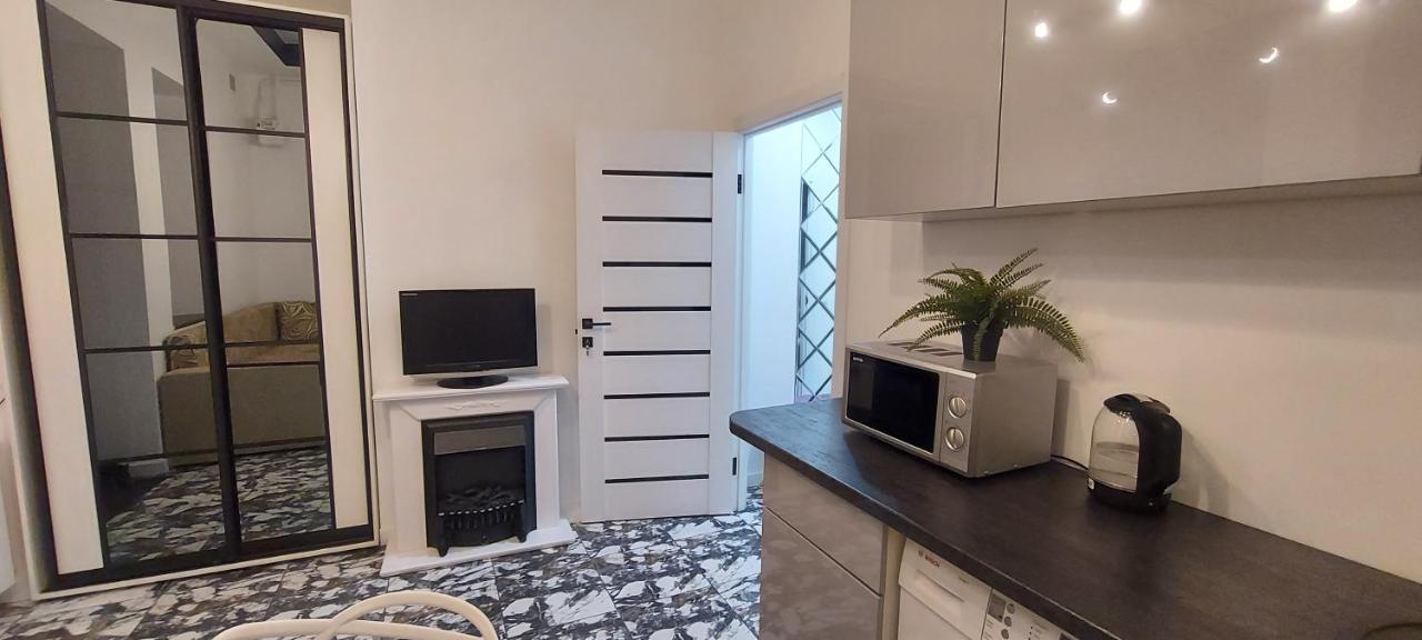 1 Bedroom Apartment On B. Khmelnytskogho - Centre Lwów Zewnętrze zdjęcie