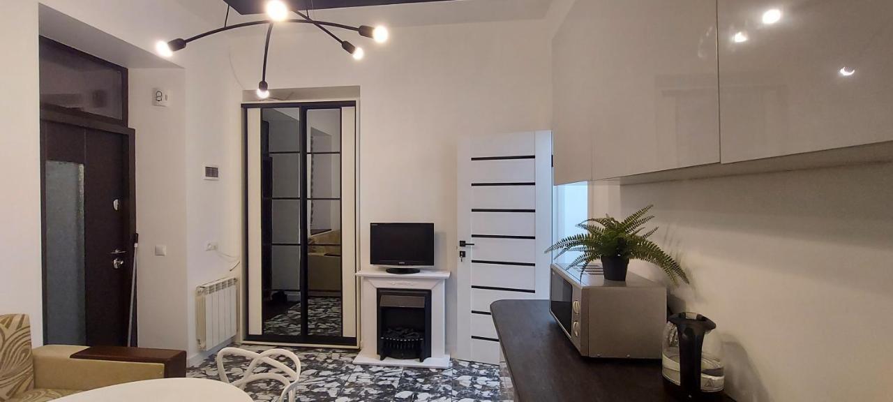 1 Bedroom Apartment On B. Khmelnytskogho - Centre Lwów Zewnętrze zdjęcie