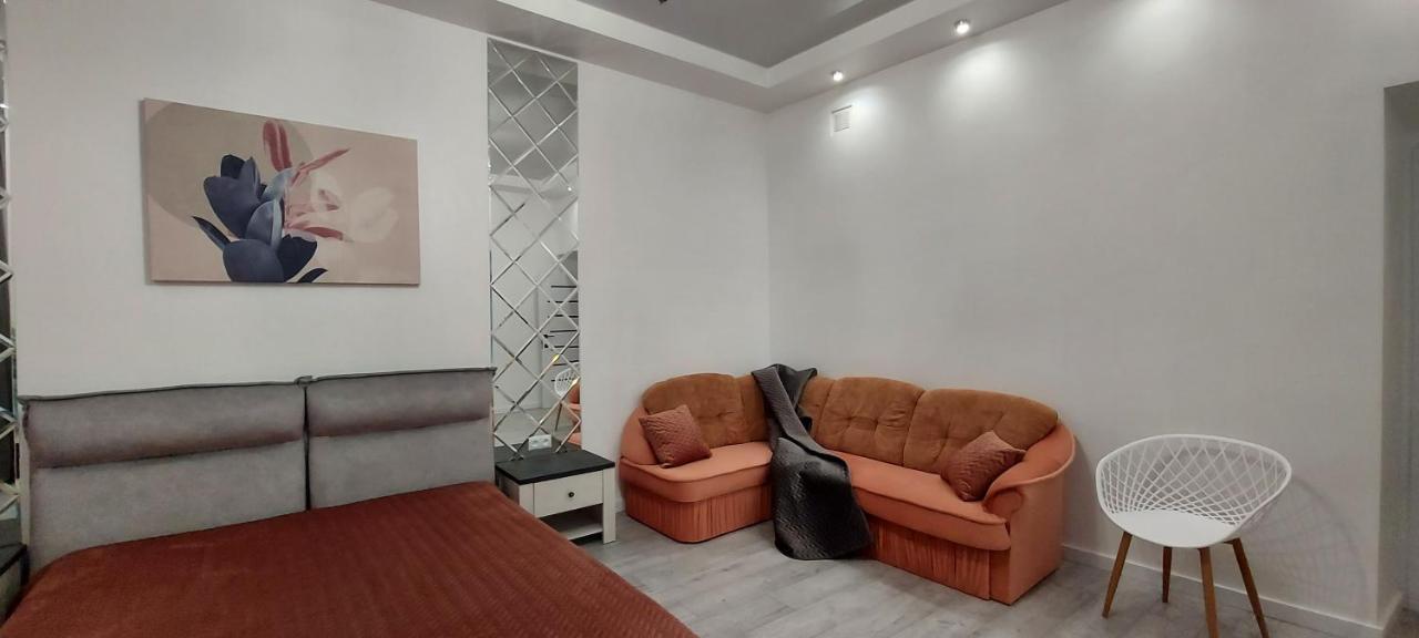 1 Bedroom Apartment On B. Khmelnytskogho - Centre Lwów Zewnętrze zdjęcie